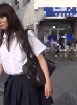 【 盗撮 】お子様パンツの美少女を逆さ撮りしたらバレちゃった？衝撃のラスト！！