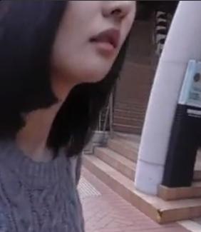 【 盗撮 】不審者に声をかけられ思わず顔をひきつらせちゃう女の子！！！