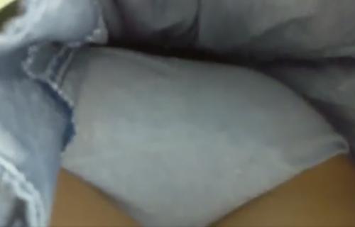 【盗撮】大学生のお姉さんのスカートめくり☆まん丸いお尻を逆さ撮り！！