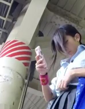 【 盗撮 】通学途中のJK☆えっちなパンツを覗き見しちゃう！！！