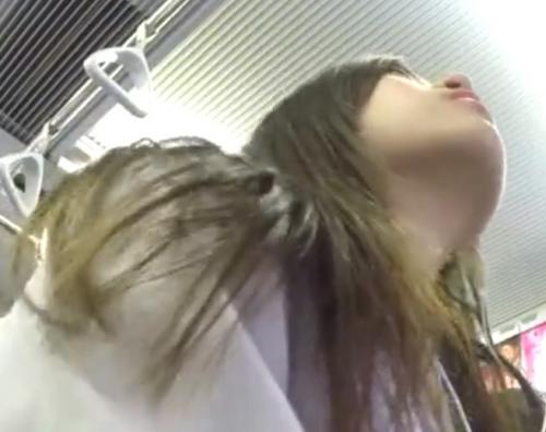 【 盗撮バレ 】顔撮りしてたら思いっきりカメラが見つかり必死に顔をそむける女の子！！！