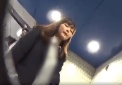 【 盗撮 】大人しそうな顔をして真っ赤なパンツの女の子を逆さ撮り！！！