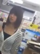 【 盗撮 】立ち読み中の美少女☆お股の間にカメラを入れて真下から盗撮！！！