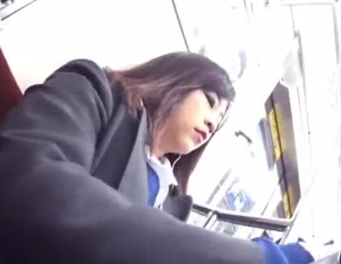 【 盗撮 】電車の中で見つけた美少女☆コンビニまで追っかけパンチラ撮影！！
