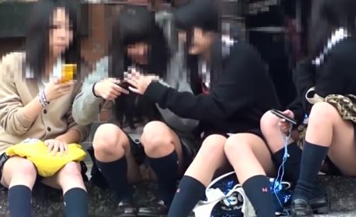 【 盗撮 】はっちゃけ制服JKの座りパンチラをのぞき放題しちゃう！！！
