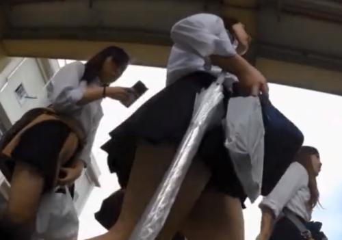 【 盗撮 】校内を盗撮☆渡り廊下に隠しカメラ☆パンチラ見放題なんて最高！！！