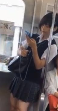 【 盗撮 】清楚の化身のような女の子☆清楚な水色パンツを逆さ撮りされちゃう！！！
