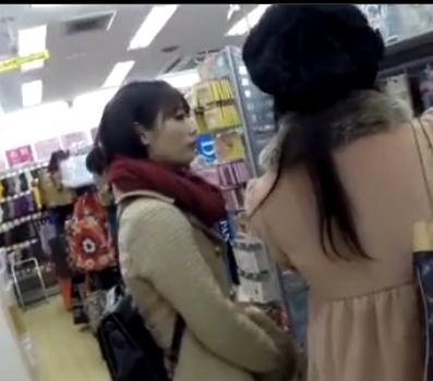 【 盗撮 】モコモコして可愛いお姉さん☆おパンツのガードがゆるすぎる！！！