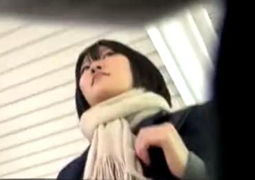 【盗撮】紙袋にカメラを仕掛けた古典的盗撮でJKパンチラをGET！！！