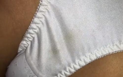 【 盗撮 】シミ付きパンツを撮られちゃった恥ずかしいお姉さん！！！