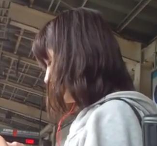 【 盗撮 】ゆるふわパーカー女子☆スカートをめくるとチェックのおパンツ！！！