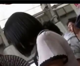 【 盗撮 】混雑中のイベント会場で周囲にバレながらもスカートをめくるヤバすぎる男！！！