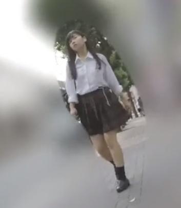 【 盗撮 】おケツへの食い込みが半端ないどエロなJKが盗撮されてしまう！！