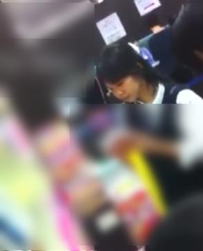 【 盗撮 】ガード硬めの正統派美少女☆盗撮カメラを股下に無理やりねじ込む！！！