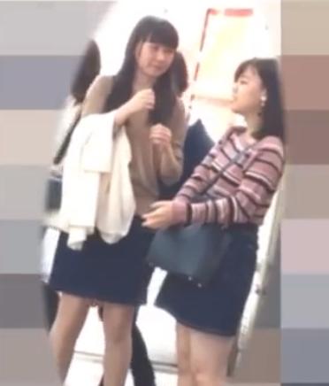 【 盗撮 】休日のお姉さん二人組みをまとめて逆さ撮りしちゃう！！！