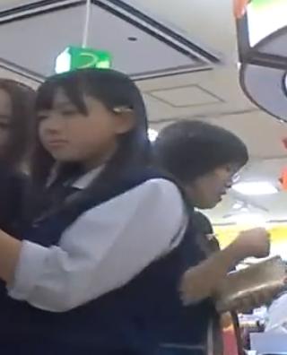 【 盗撮 】美形な制服少女☆スカートの中は意外とムチムチ！！！