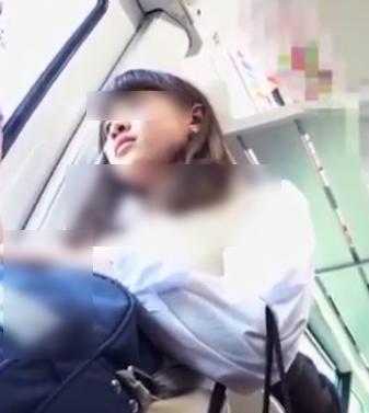お嬢様みたいな巻き髪の女の子☆盗撮がバレたら泣いちゃうかな？