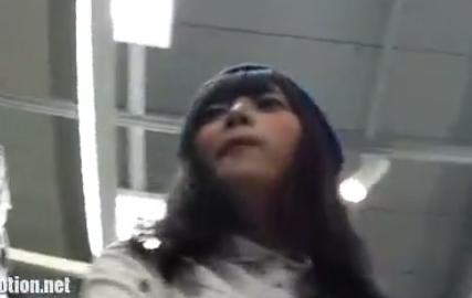 【盗撮】ご機嫌なニット帽の美少女☆屈辱のスマホフラッシュ撮影！！
