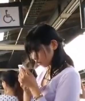 【 盗撮 】清楚なお姉さんのムチムチしたお尻を盗撮しちゃう！！！