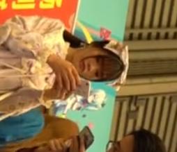 【 盗撮 】かわゆいファッションの女の子☆水玉パンツを逆さ撮り！！！