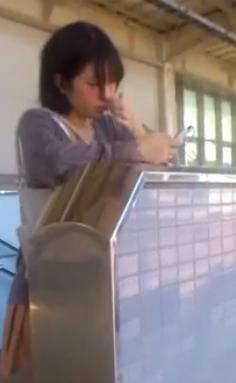 【 盗撮 】カワイイけどぼっちなお姉さんのスカートをめくっちゃう！！