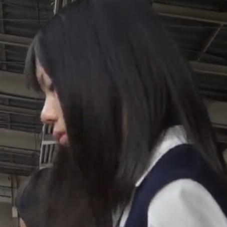 【盗撮】クールな黒髪美少女が意外すぎるパンツをはいててビックリ！！