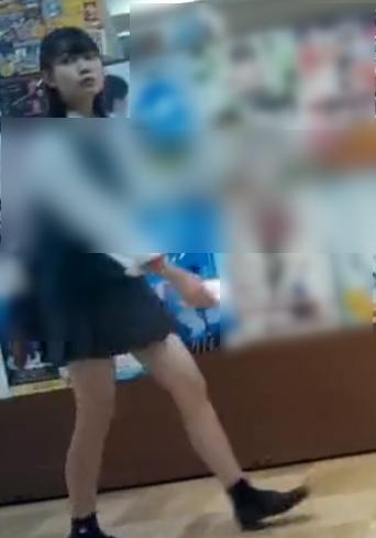 【 盗撮 】生足スレンダー美少女の引き締まったおケツを逆さ撮り！！！