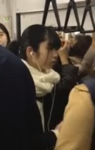 【 盗撮 】美少女JKのスカートめくり☆突然逃げるように走り出す！！！