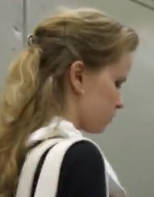 【 盗撮 】童顔白人美女のスカートめくり☆エッチすぎるおケツが丸見え！！！