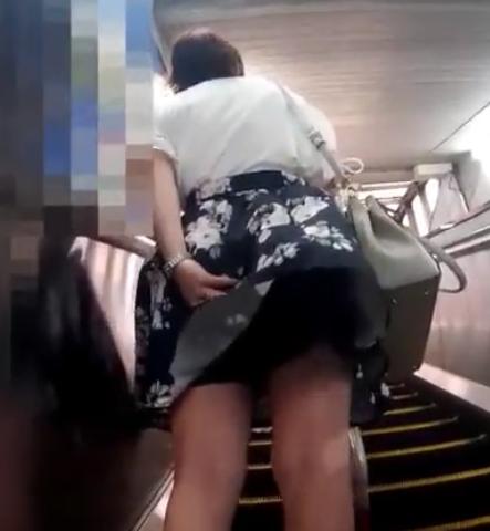 【盗撮】スカートをめくろうとするも風チラを警戒したお姉さんにガードされちゃう！！！