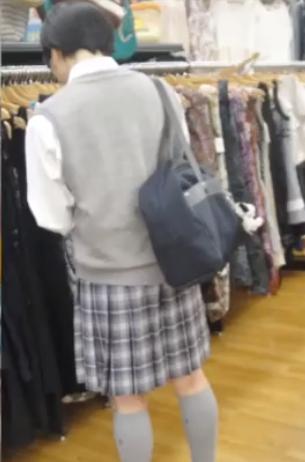 【盗撮】あどけなさの残る制服少女☆しましまパンツをデジカメ撮影されちゃう！