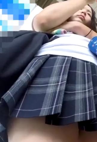 【 盗撮 】おでこちゃんな制服JK☆ムチムチしたハートのおパンツ逆さ撮り！！！