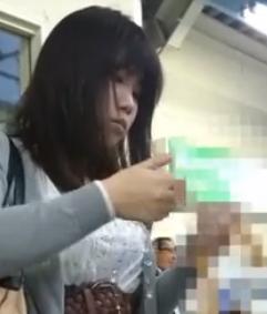 【 盗撮 】おっぱいが大きくて大人しそうな女の子のスカートをめくる！！！