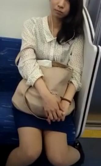 【 盗撮 】やたら挑発的な座り方の女の子☆ムラムラしちゃってスカートめくり！！