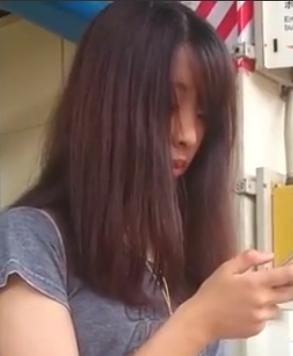 【 盗撮 】駅のホームでたたずむ美女が全身くまなく撮影されパンチラまで撮られちゃう！！！
