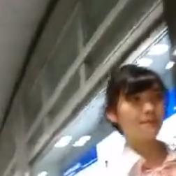 【 盗撮 】めったに見れない美少女JK☆ぷにょぷにょのおケツを逆さ撮り！！！