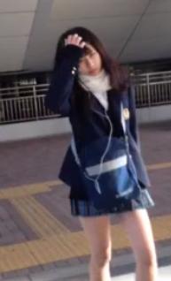 【 盗撮バレ 】美少女JKのスカートめくり☆ガチバレしてエスカレーターを逆走（３：５７～）！！！