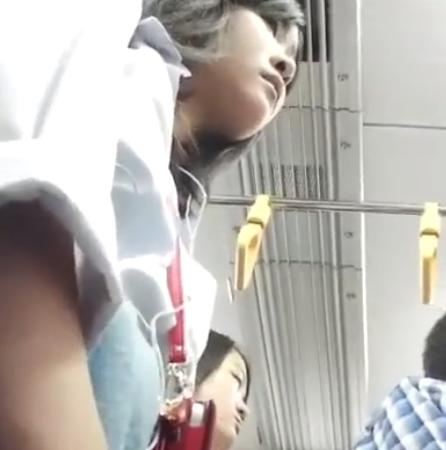 【 盗撮 】清楚すぎる制服美少女を逆さ撮りしちゃう！！