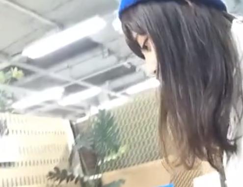 【盗撮】黒髪美少女のスカートめくり☆純白デカパンが丸見えに！！