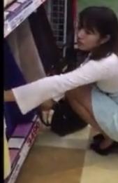 【 盗撮 】不思議系の美女の毛までみえそうなエグいパンチラ！！