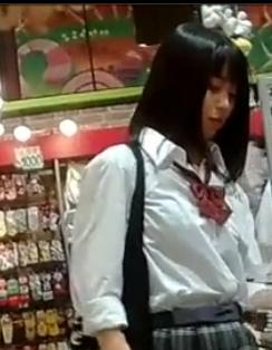 【 盗撮 】可愛いしましまパンツを盗撮されちゃった不運な美少女！！！