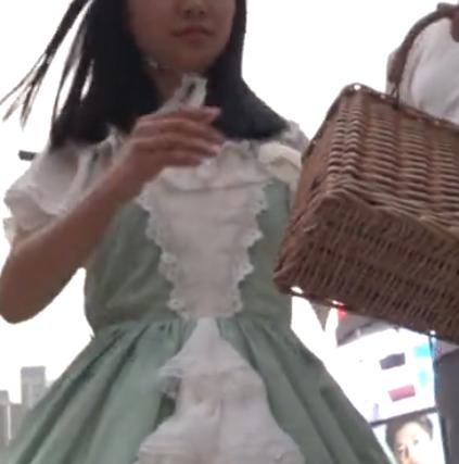 【 盗撮 】お姫様ファッションな女の子☆どスケベ勝負下着を盗撮しちゃう！！！