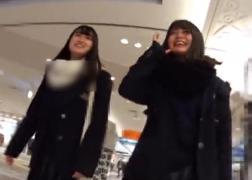【 盗撮 】めちゃカワJK二人組☆何故か白マフラーの子だけを逆さ撮り！！！
