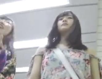 【 盗撮 】こんな美少女が純情水玉パンツとかうれしすぎる！！！