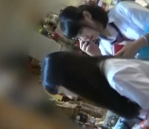 【 盗撮 】前髪ぱっつん&ポニテ美少女の逆さ撮り！！！
