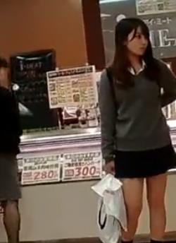 【 盗撮 】モデル級の制服美少女☆薄ピンクの可愛いパンツを逆さ撮り！！