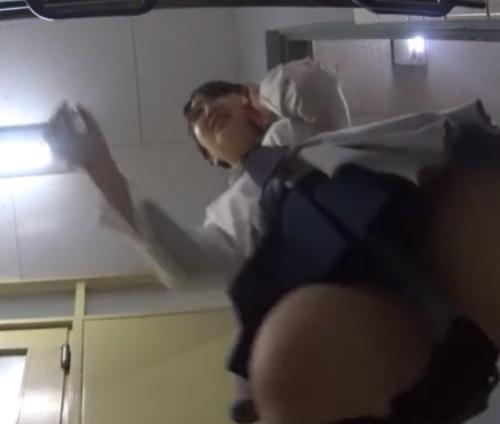 【 盗撮 】塾内に盗撮カメラを設置☆可愛いJKのパンチラ撮れちゃった！！！