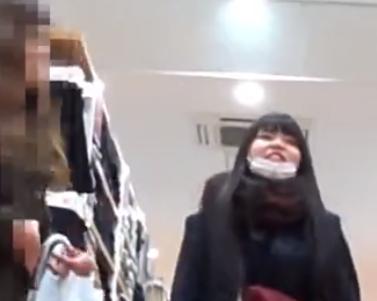 【 盗撮 】やんちゃなJKちゃんのスゴすぎるケツ肉を逆さ撮り！！！