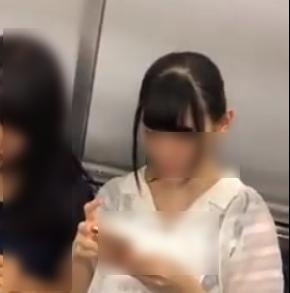 【 盗撮 】かばんでパンチラガードする女の子☆ローアングルカメラで丸見えに！！！