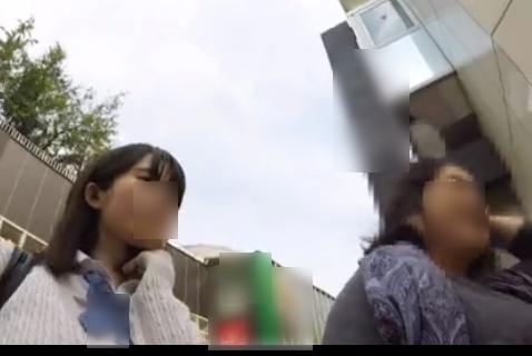 【 盗撮 】お母さんと買い物中のぷにぷにJKを逆さ撮り！！！